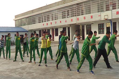 青少年励志教育特训学校学员们练习军体拳